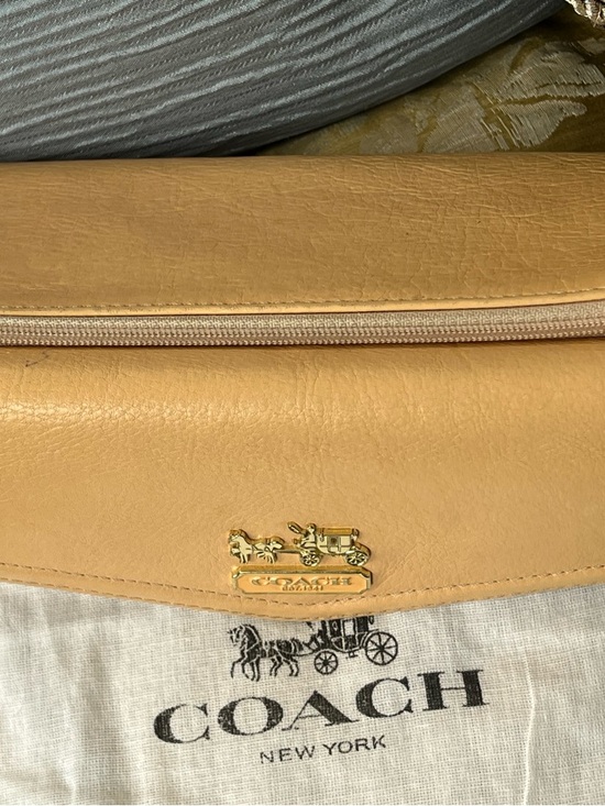 Coach Beige Leather Clutch with Gold Horse & Carriage Emblem - Picture 11 of 16